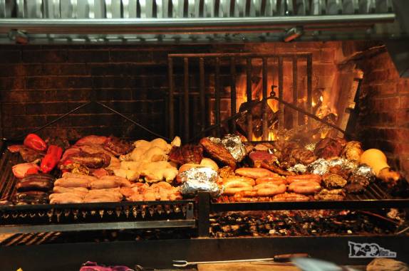 Abundância e variedade de carnes nos restaurantes do Mercado del Puerto, no Centro Velho de Montevideo, no Uruguai